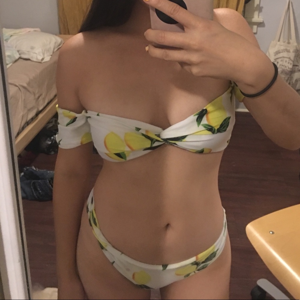 Lemon bikini